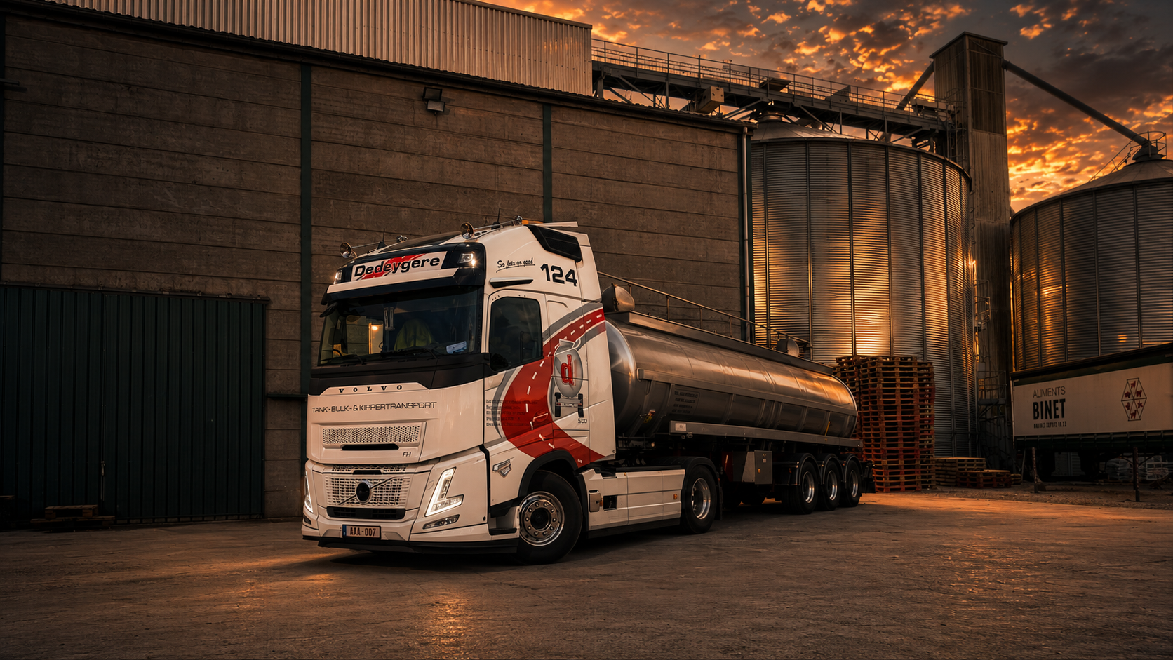 Dedeygere Volvo tanktrekker bij graansilos in avondlicht